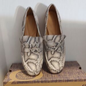 Born Betti Size 9.5 Gray Snakeskin Flats Loafer Design